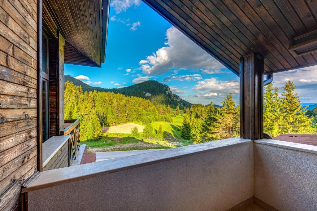 A general mountain view or a mountain view taken from Az apartmant