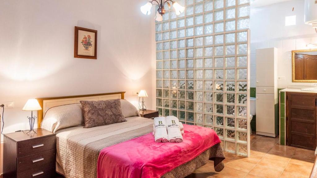 Postel nebo postele na pokoji v ubytování Casa Los Naranjos Canillas de Aceituno by Ruralidays
