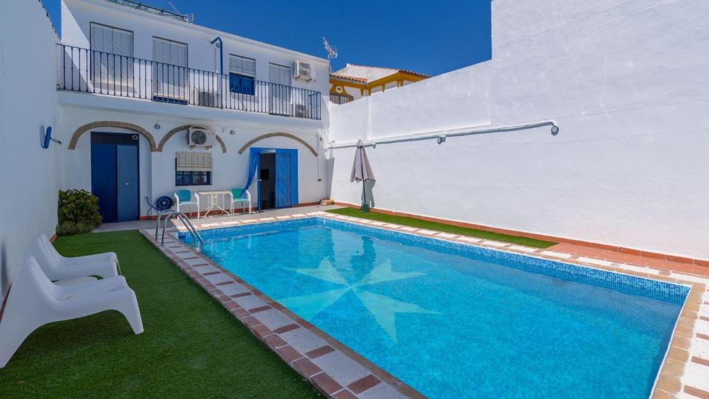 una piscina nel cortile di una casa di El Rincón del Comendador Tocina by Ruralidays a Los Rosales