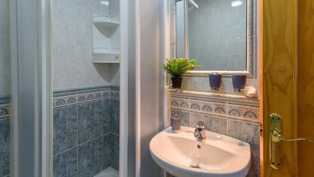 A bathroom at Villa José Andrés Torrox by Ruralidays