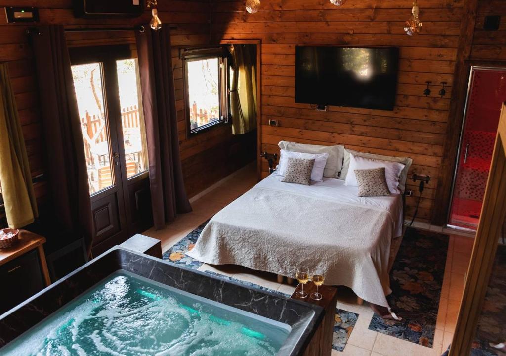 Mini spa in chalet boscoにあるベッド