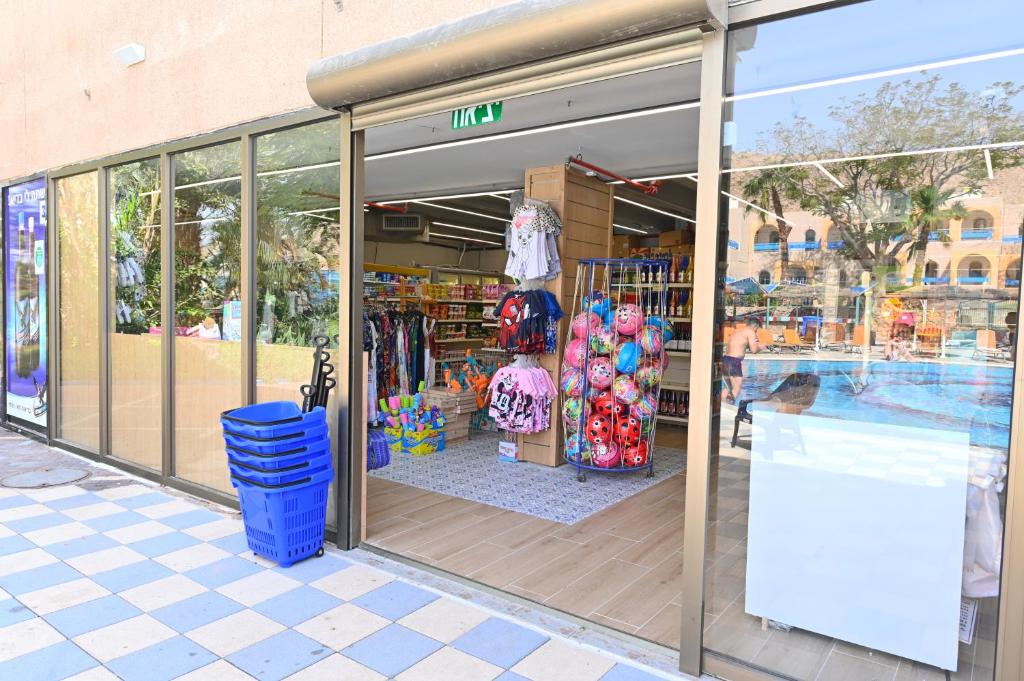 Bazén v ubytování Club In Eilat - Coral Beach Villa Resort nebo v jeho okolí