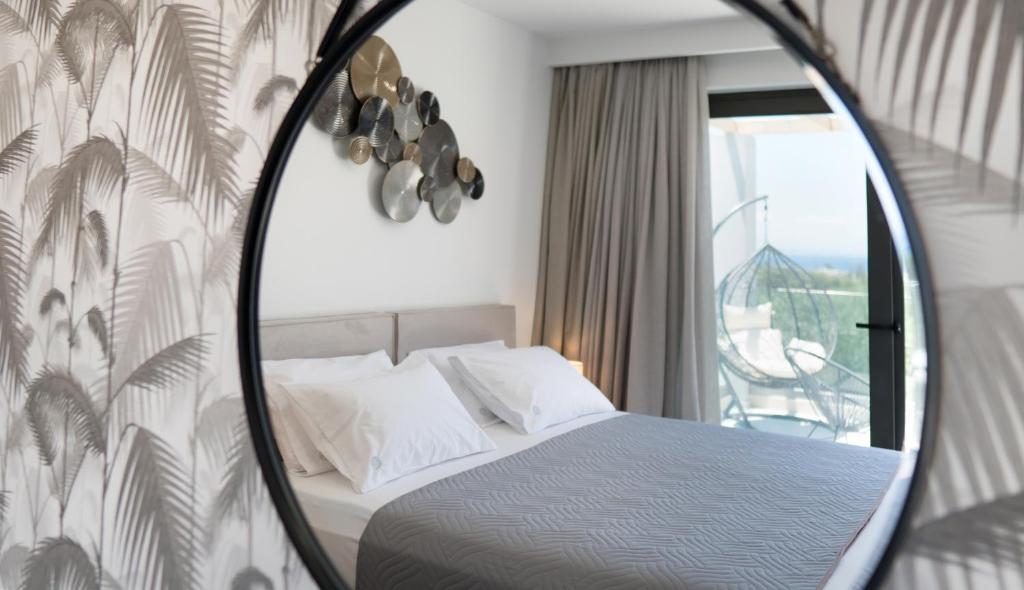 Postel nebo postele na pokoji v ubytování Ariadne Elegant Villa