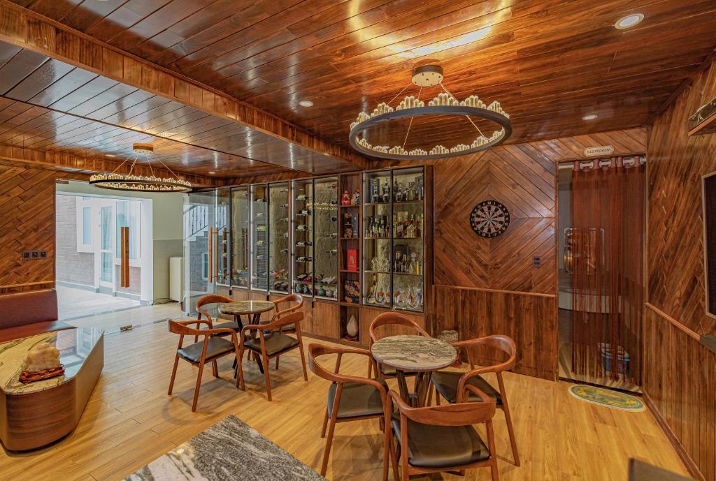 Khu vực ghế ngồi tại An Mai Boutique Hotel