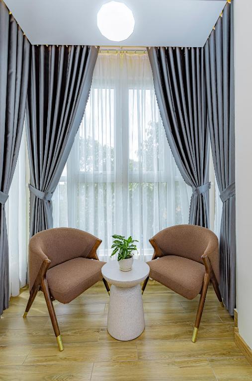Khu vực ghế ngồi tại An Mai Boutique Hotel