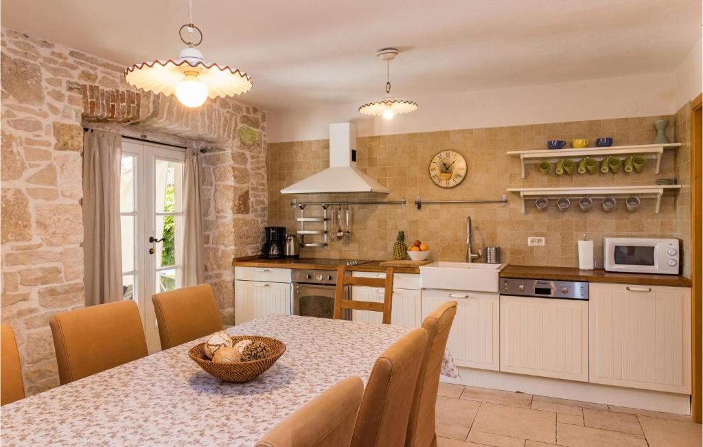 Kuchyň nebo kuchyňský kout v ubytování Amazing Home In Liznjan With Kitchen