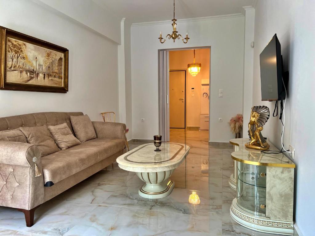 sala de estar con sofá y mesa en Apollonion Luxury Apartment near the metro station, en Atenas