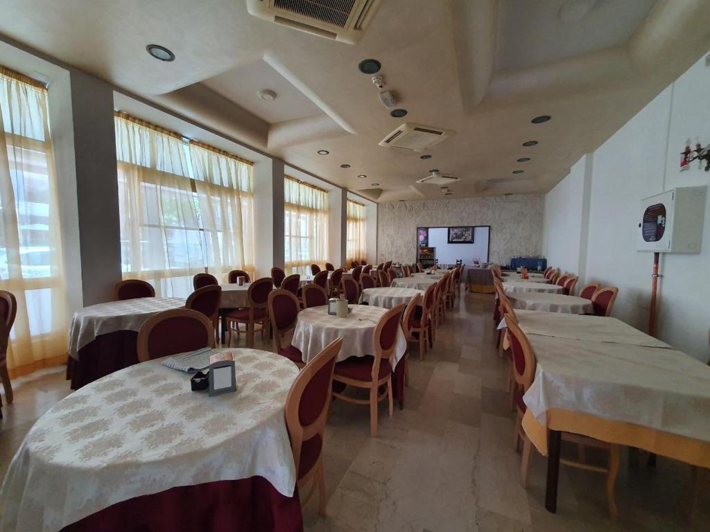 Hotel Moresco Riccione - Piscina Beach Village - Resim 18