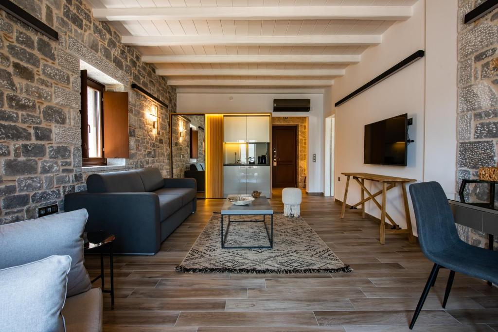 TV a/nebo společenská místnost v ubytování Manifest Boutique Hotel