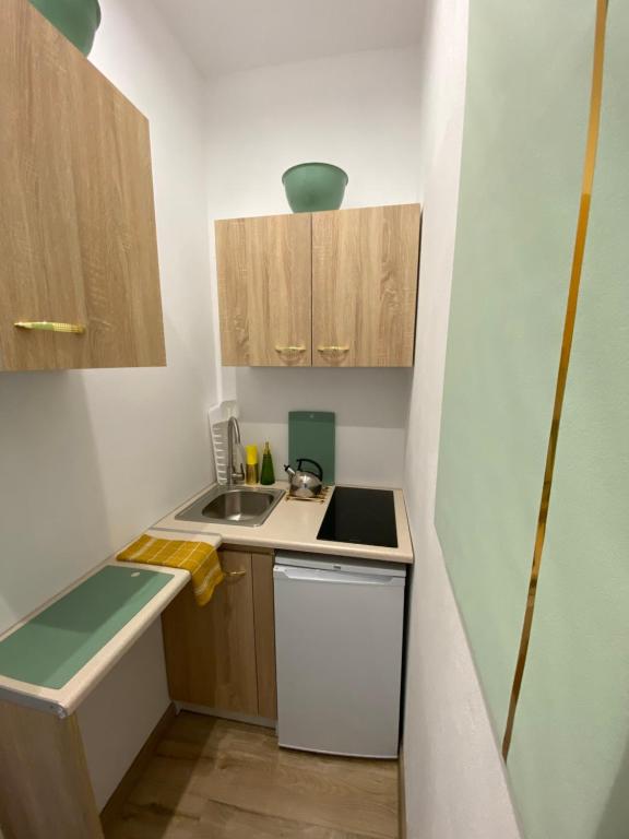 Kuchyňa alebo kuchynka v ubytovaní Apt FIONA2 Centrum700m Parking Bezpłatny Monitorowany Salon TV Sypialnia Tv Łazienka Kuchnia Rekuperacja