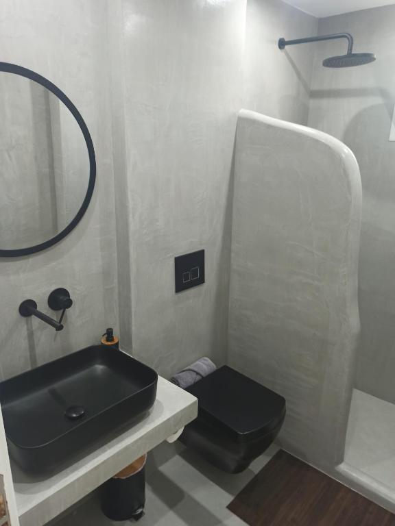 Uma casa de banho em Bourbos Summer Rooms