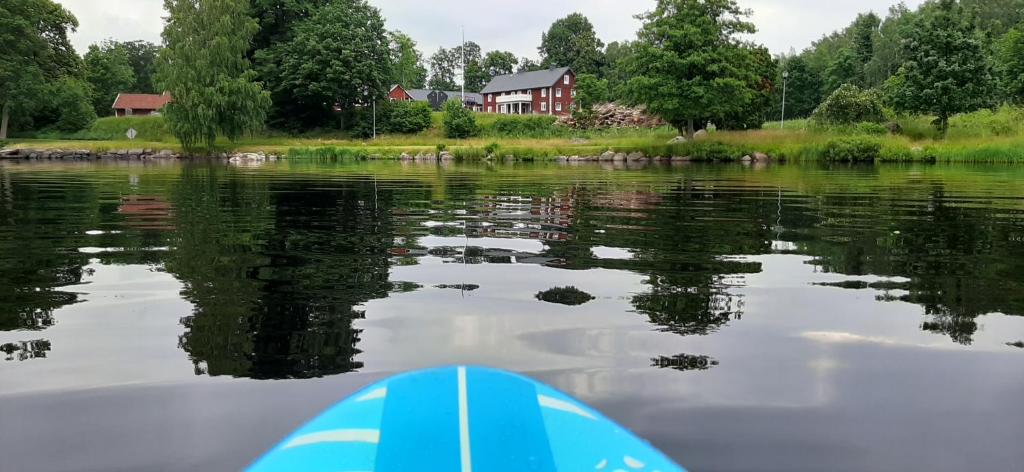una vista desde la parte trasera de un barco en un lago en Breanäs Hotell en Immeln
