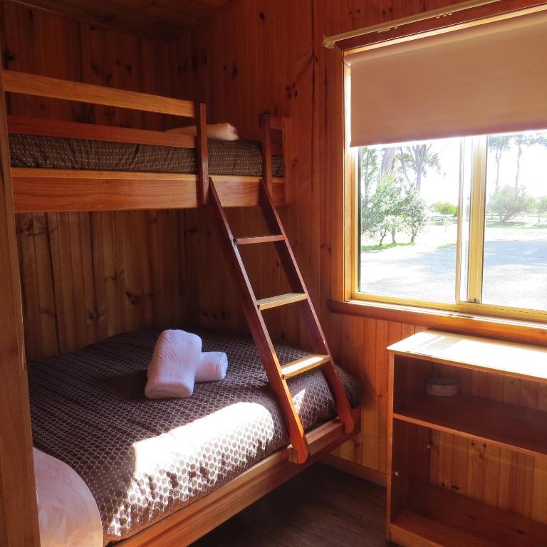 Postel nebo postele na pokoji v ubytování Captain Cook Holiday Park