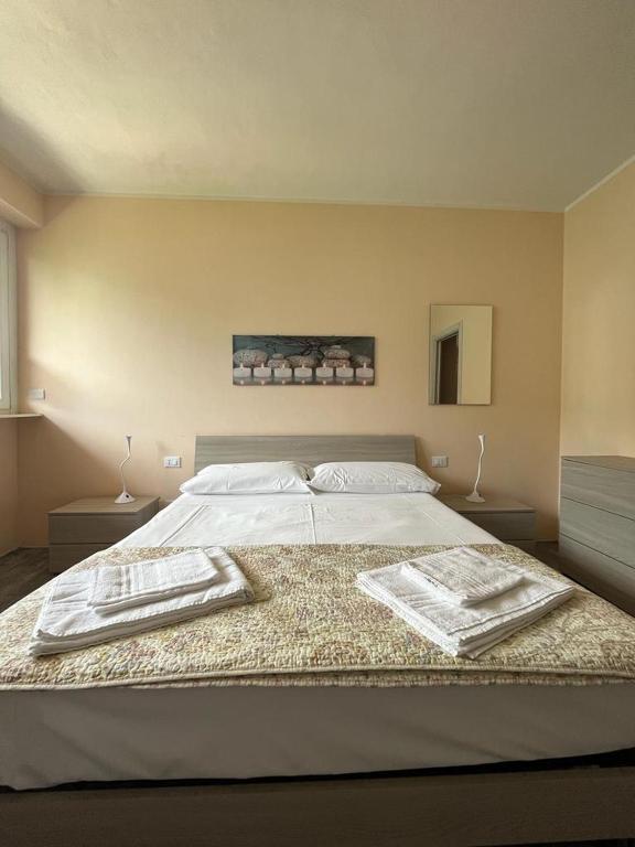 A bed or beds in a room at Giardino sul lago, La Vigna