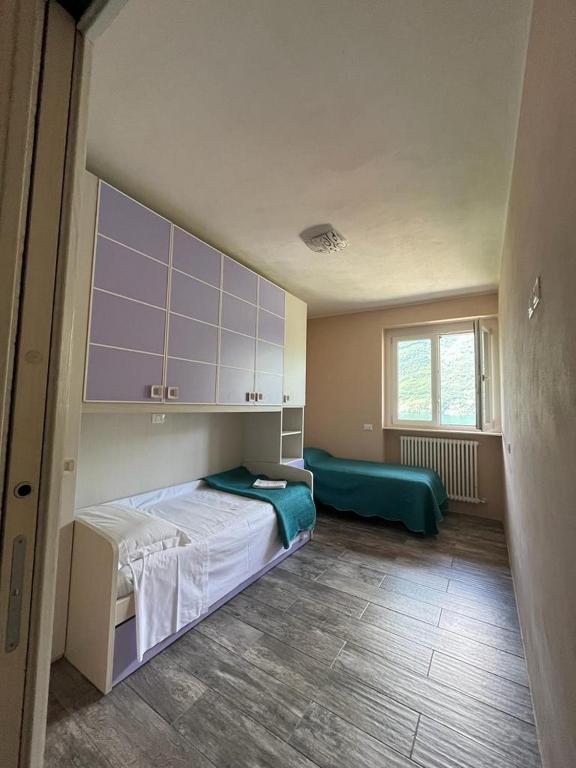 A bed or beds in a room at Giardino sul lago, La Vigna