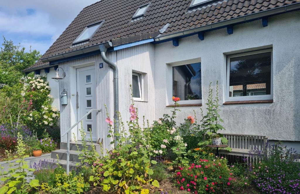 una casa con flores delante en Haus Sonnenlicht. Idylle am Ratzeburger See!, en Ratzeburg