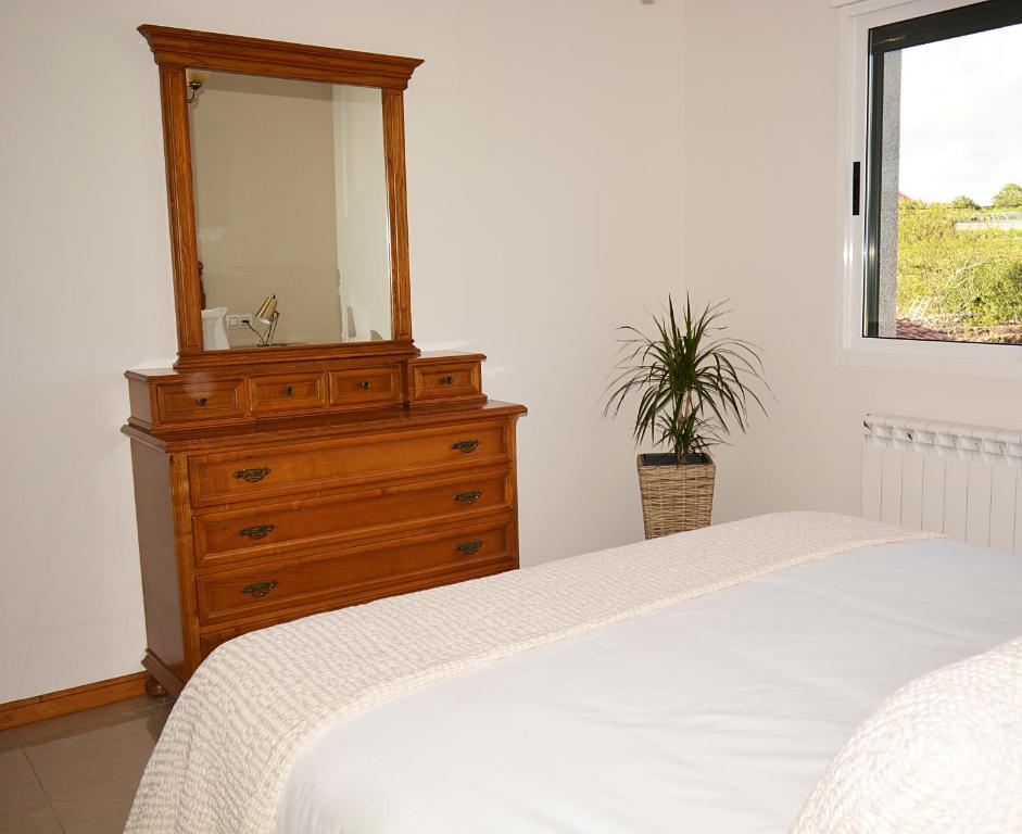 Posteľ alebo postele v izbe v ubytovaní GALIHOST - Casa con enorme jardín en Cambados