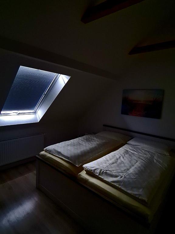 Postel nebo postele na pokoji v ubytování Leuchtturm Emden