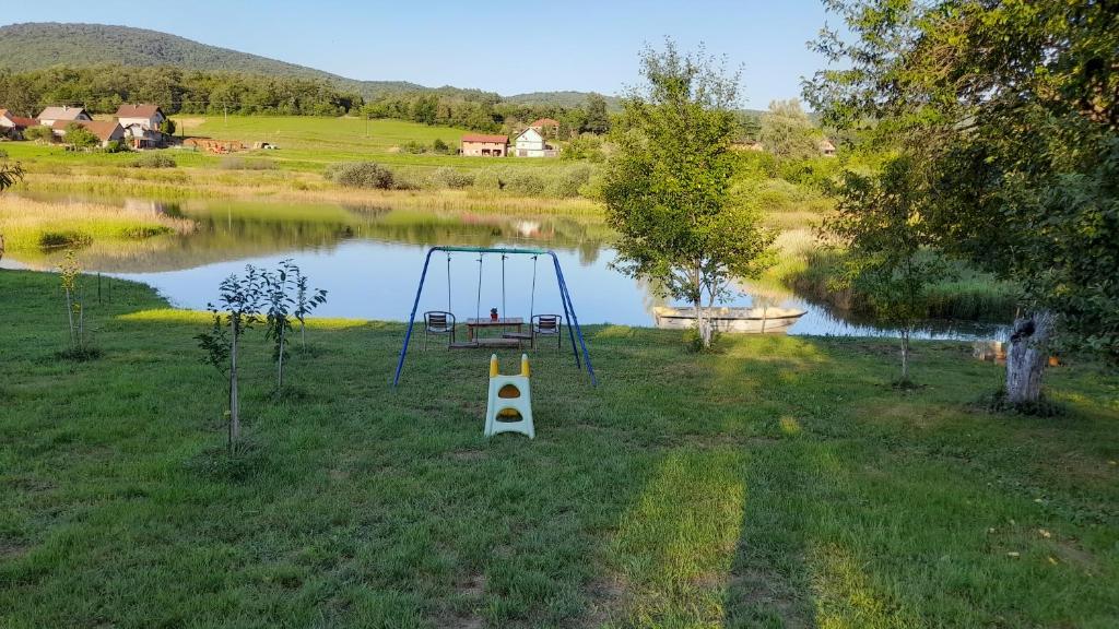 Luftaufnahme eines Spielplatzes neben einem See in der Unterkunft Izvor in Ogulin