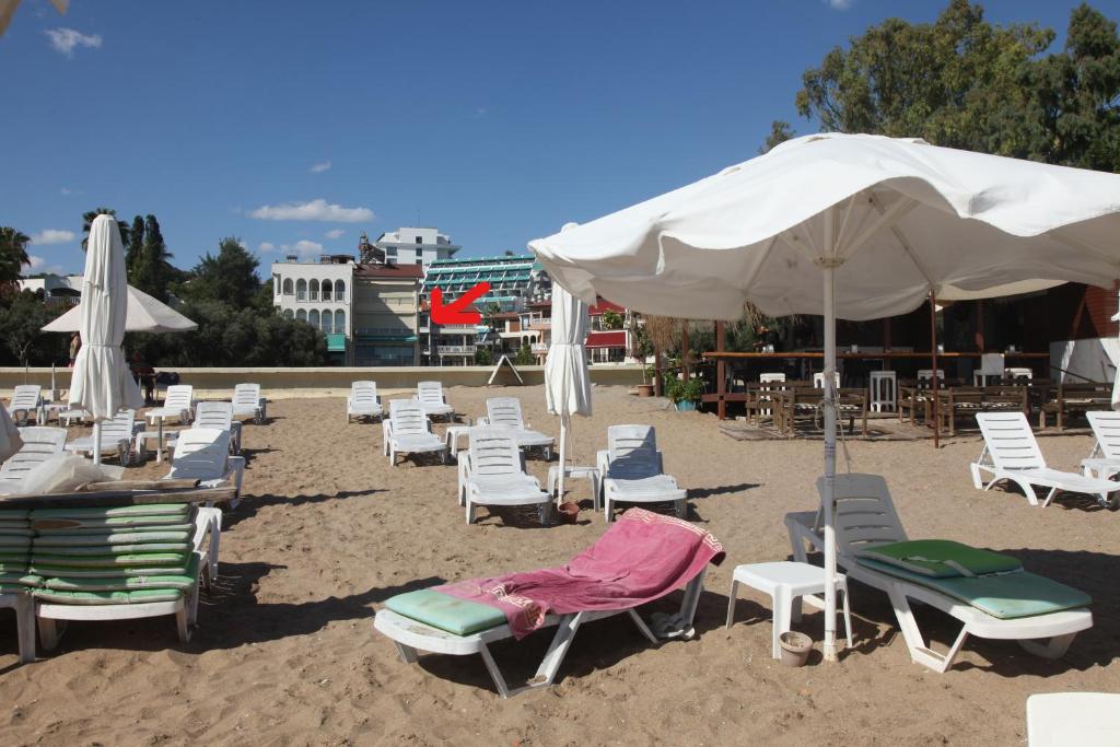 een groep stoelen en parasols op een strand bij Side Lale in Side