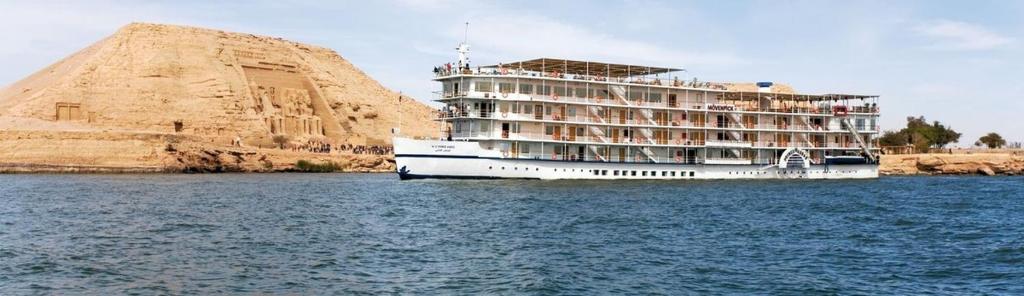 ルクソールにあるMövenpick Prince Abbas Lake Nasser Monday Four Nights Aswan Friday Three nights Abu-Simbelの岩の横の水上巡航船
