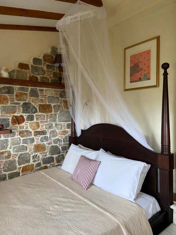 ein Schlafzimmer mit einem Himmelbett in der Unterkunft Villa Konaki in Kechria