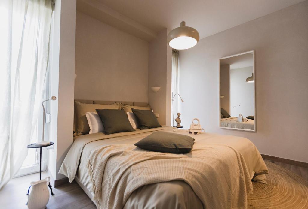1 dormitorio con 1 cama grande y espejo grande en La fortuna luxury apartment Spalato en Split