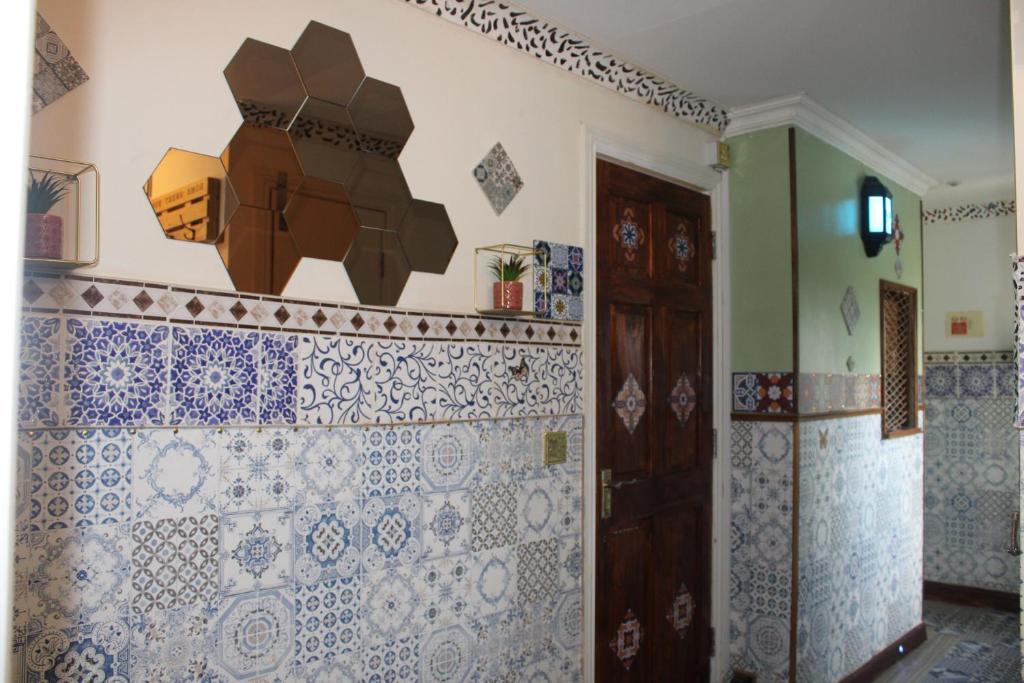 Habitación con azulejos azules y blancos en la pared en Luxurious Serviced rooms in Glasgow, en Glasgow