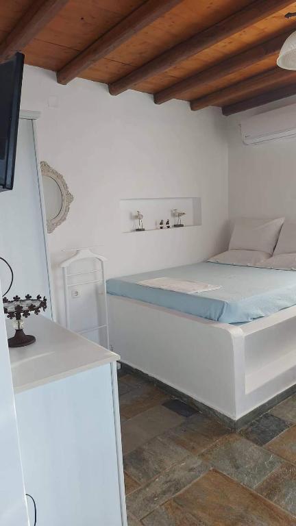 Postel nebo postele na pokoji v ubytování ΜΠΛΕ ΣΤΟΥΝΤΙΟ 2