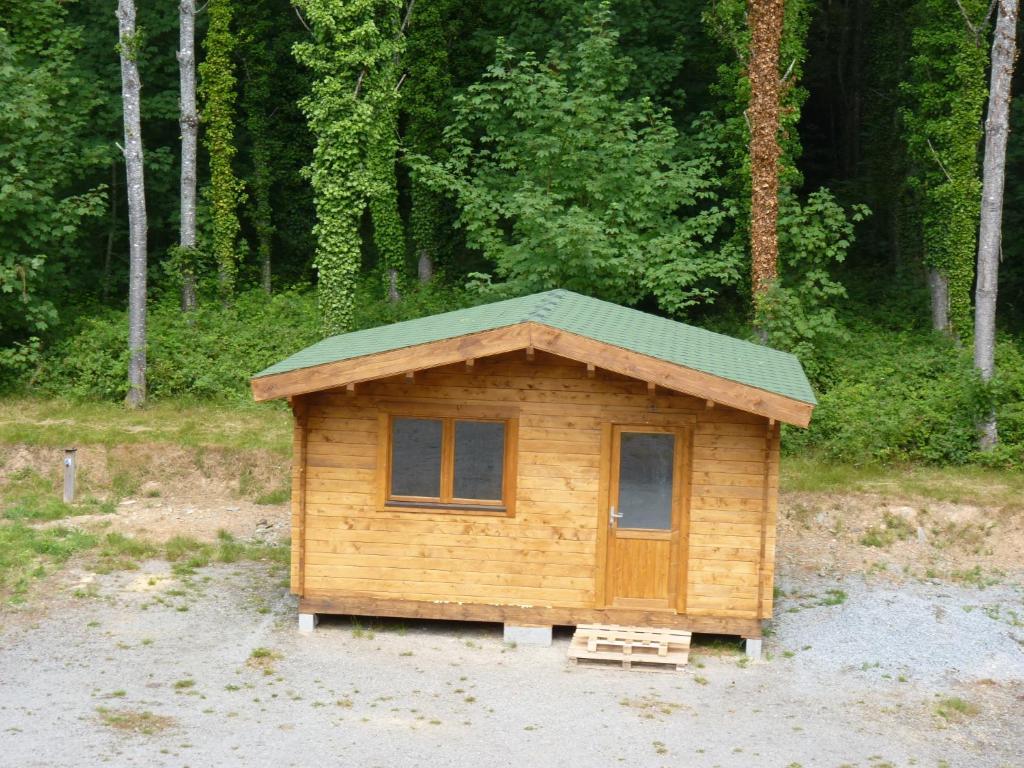 een kleine houten hut met een groen dak bij Pied de Mouton in Comblessac