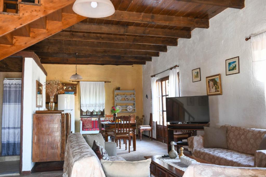 TV a/nebo společenská místnost v ubytování Velanos Villas