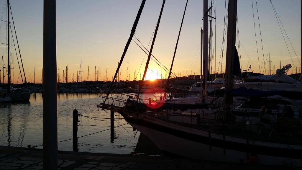 een groep boten aangemeerd in een jachthaven bij zonsondergang bij La Voile D' Or in Cap d'Agde