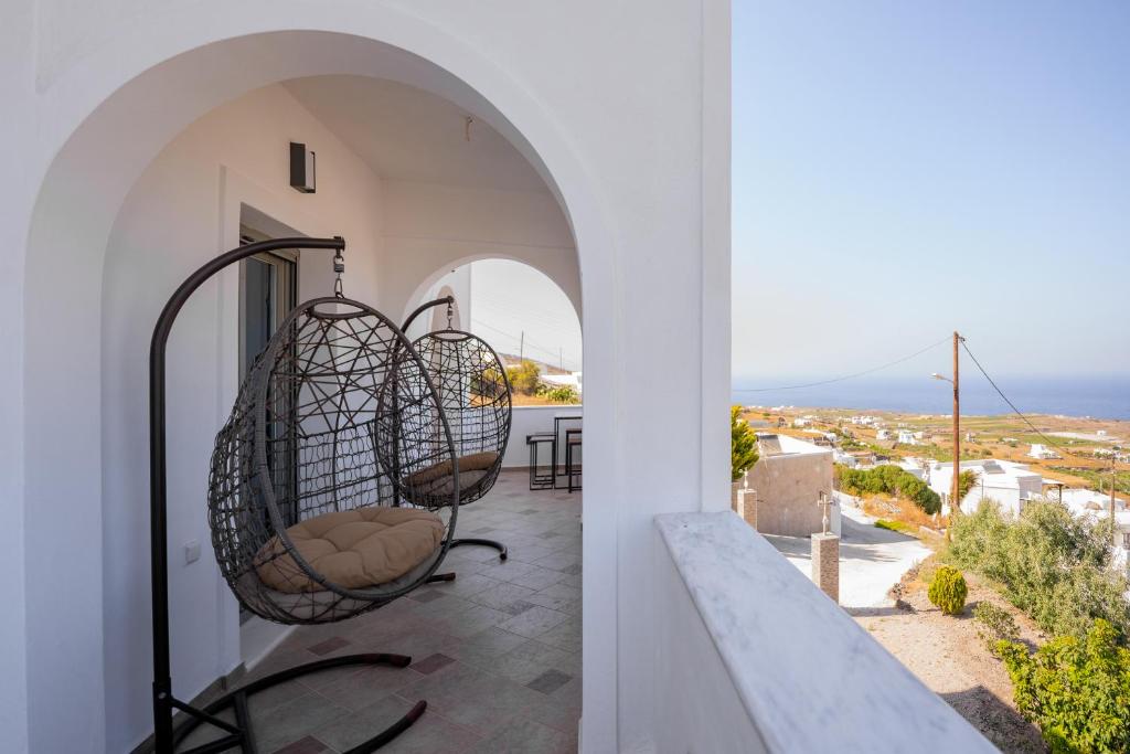 Habitación con balcón con vistas al océano. en Loulaki villas santorini, en Vourvoúlos