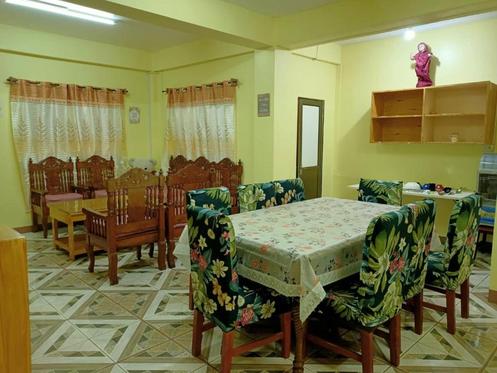 comedor con mesa y sillas en Soc Transient House by GPR en Baguio