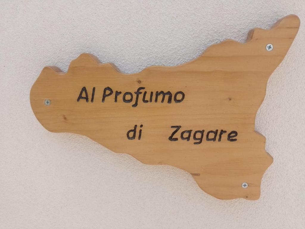 un cartel de madera en una pared con la palabra alopino del zacco en Al Profumo di Zagare, en Locogrande