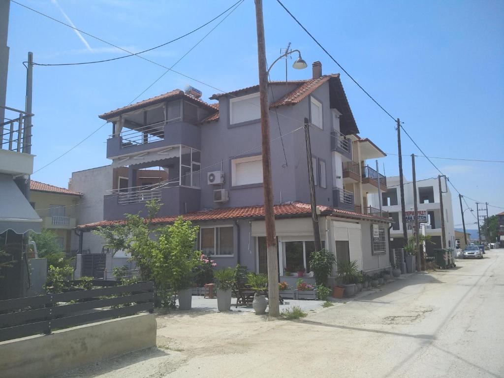 奧福里尼翁的住宿－Nikos house beach ofriniou，街道边的大建筑