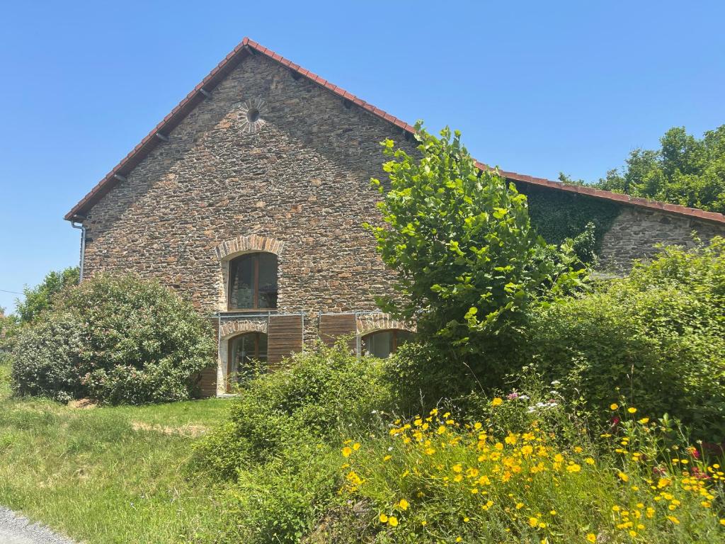 ein altes Steinhaus an der Seite eines Hügels in der Unterkunft Dordogne et Corrèze vacances - Gites in Troche