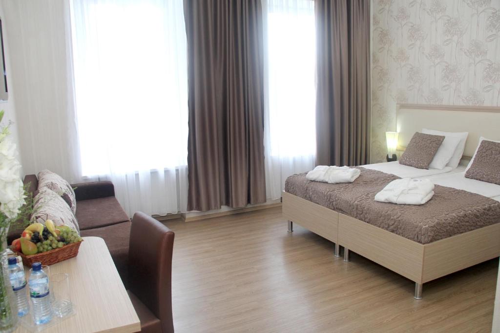 Postel nebo postele na pokoji v ubytování Rustaveli Palace