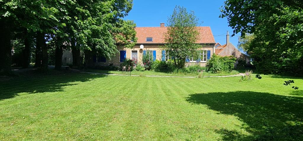 ein Haus mit einem großen Garten davor in der Unterkunft Gite du Panty in Saint-Tricat