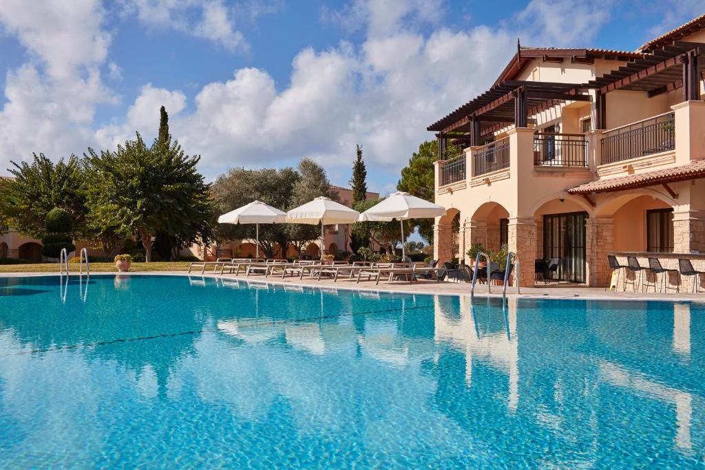 Bazén v ubytování Aphrodite Hills Hotel nebo v jeho okolí