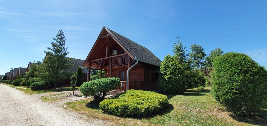 Beachfront · Private Beach Sárberki Horgásztó - Bungalow De Trois Chambres Avec Terrasse