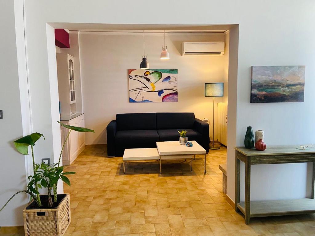 Posezení v ubytování Books & Blossoms - Apartment in Nafplio
