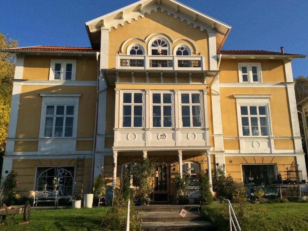 una grande casa gialla con finiture bianche di Von Otterska Villan i Gränna a Gränna