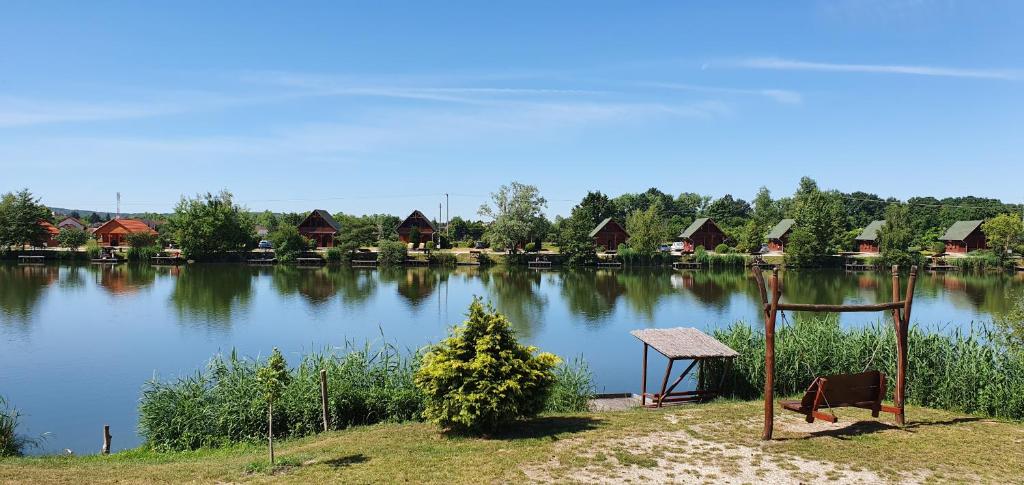 レンティにあるSárberki Horgásztóの家並みがたくさんある大きな湖