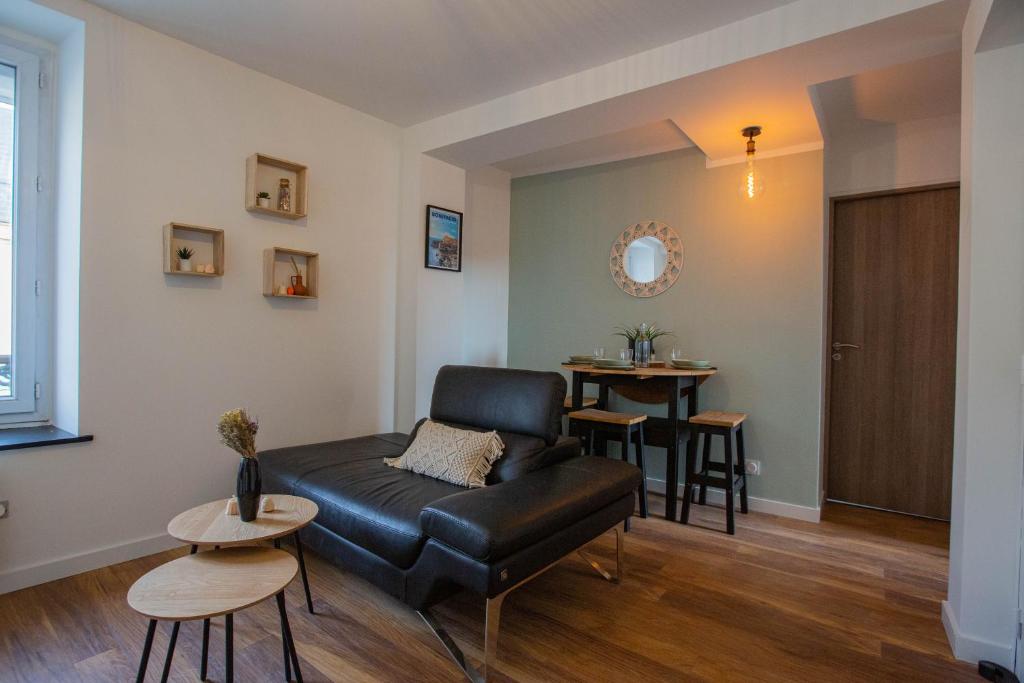 un soggiorno con divano e tavolo di Faubourg des voyageurs n°6 a Saran