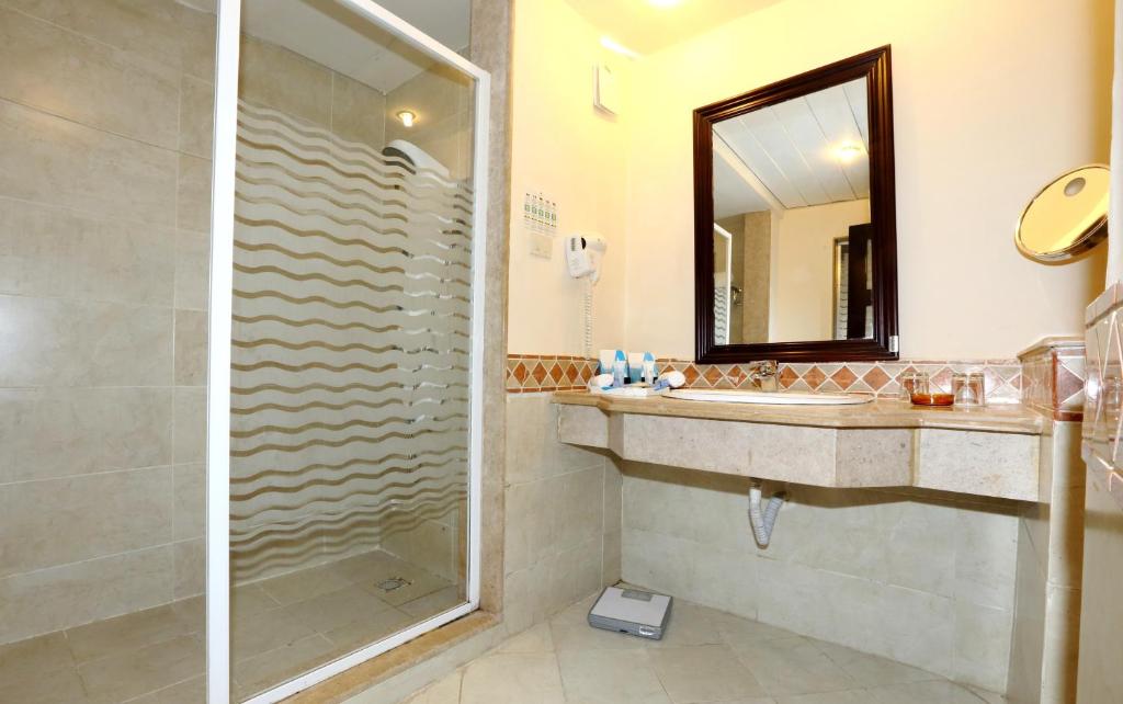 Koupelna v ubytování Rehana Royal Beach Resort - Aquapark & Spa - Family & Couples Only - Premium Ultra All-Inclusive 24H