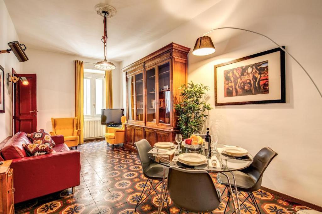 ローマにあるNavona Stylish Apartmentのリビングルーム(テーブル、ソファ付)