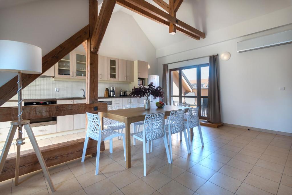 Bohemian Dreams Apartments and Suites by Dwellfort - Resim 11