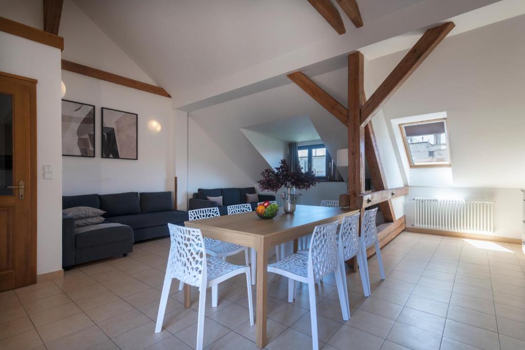 Bohemian Dreams Apartments and Suites by Dwellfort - Resim 17