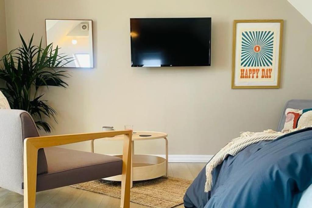 Lovely bijou loft apt, one road back from the sea - Housity